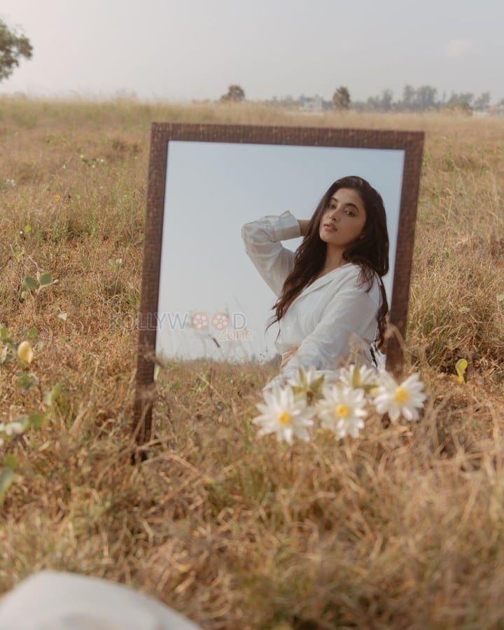 Amazing Priyanka Arul Mohan Stylish Mirror Photoshoot Pictures 08