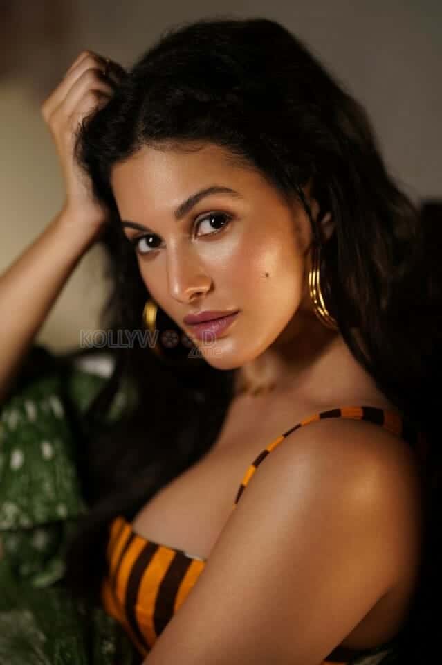 Amyra Dastur Sultry Picture 01