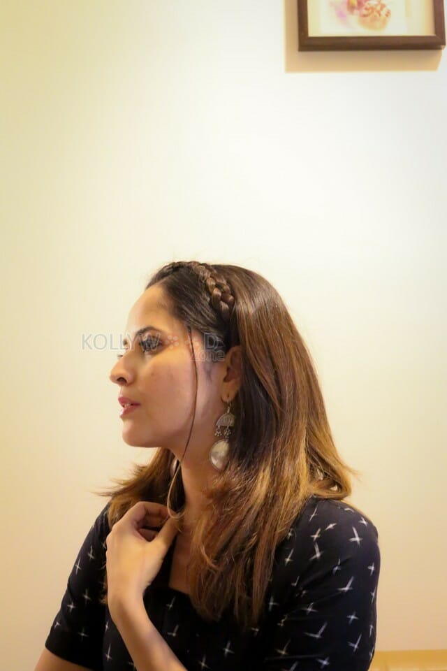 Anchor Anasuya Bharadwaj At Meeku Mathrame Cheptha Team Vijayawada Tour Photos