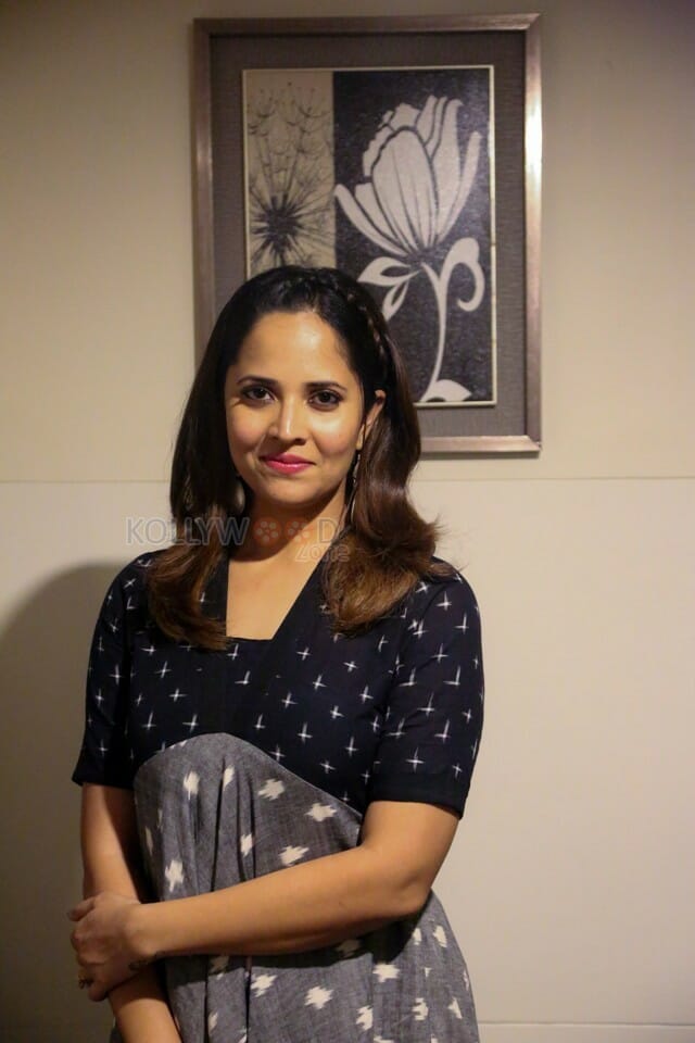 Anchor Anasuya Bharadwaj At Meeku Mathrame Cheptha Team Vijayawada Tour Photos