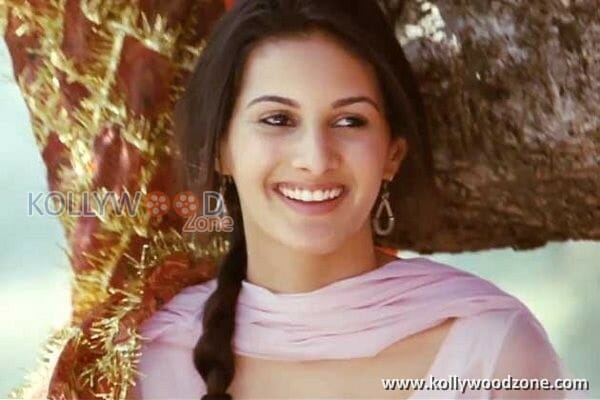Anegan Heroine Amyra Dastur Photos