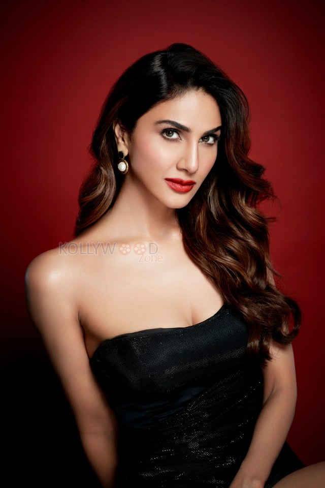Badtameez Gill Actress Vaani Kapoor in a Black Shimmery Strapless Sleeveless Outfit Pictures 01