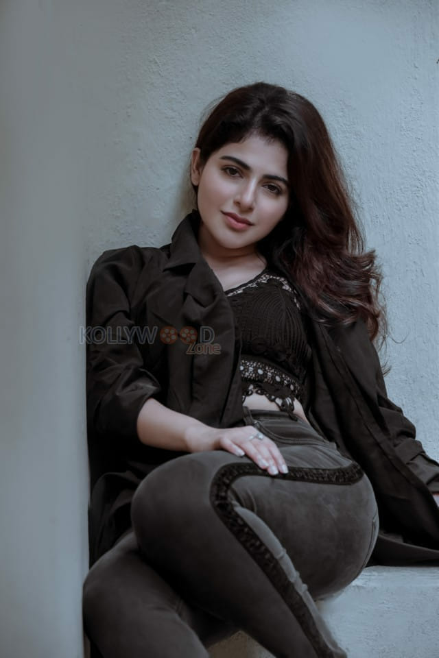 Beautiful Iswarya Menon Black Dress Photos 01