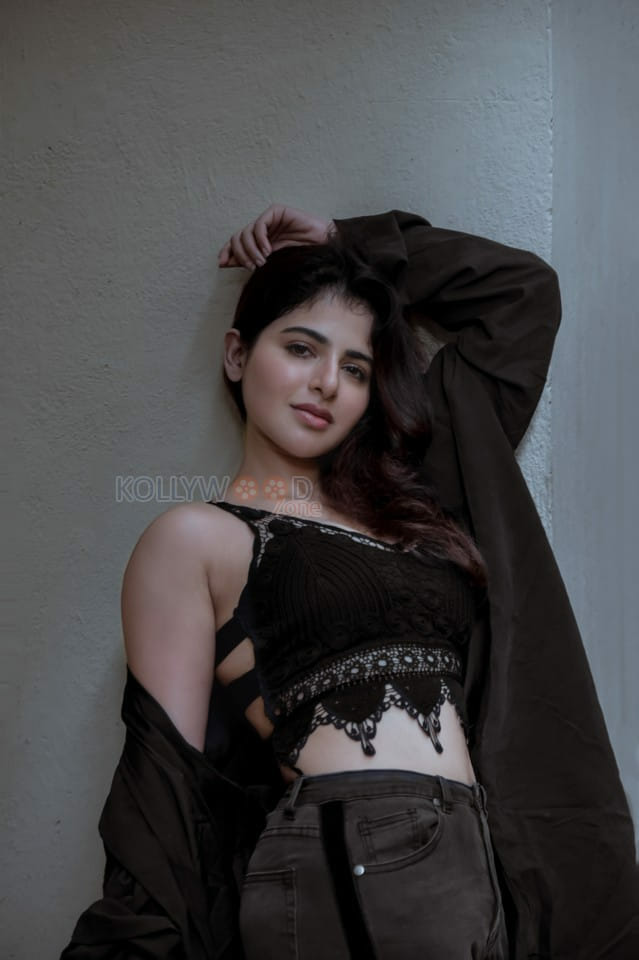 Beautiful Iswarya Menon Black Dress Photos 03