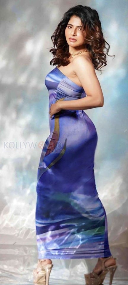 Beautiful Iswarya Menon in a Blue Bodycon Dress Pictures 03