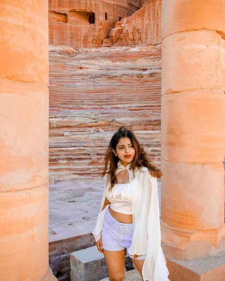 Beautiful Iswarya Menon in a Tiny Denim Shorts Photos 02
