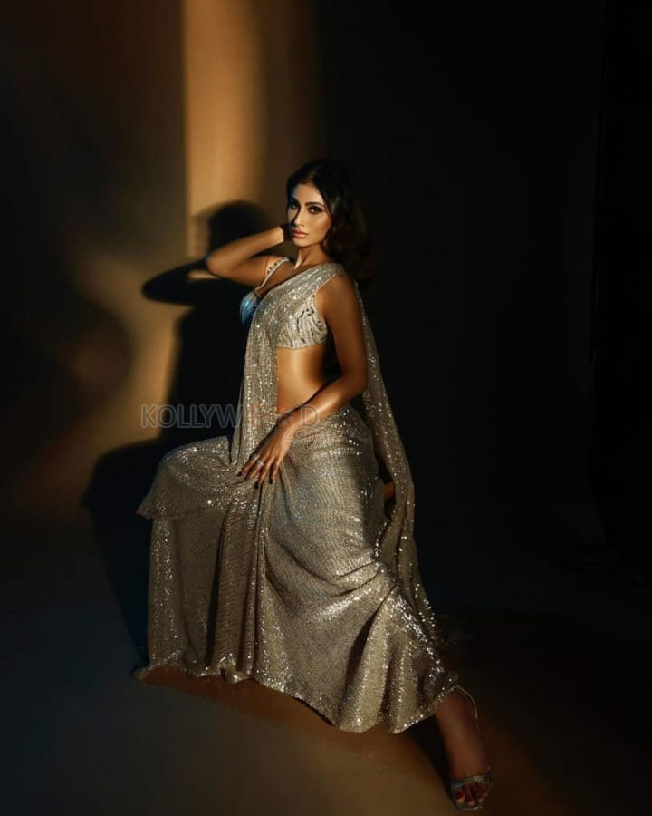 Brahmastra Movie Actress Mouni Roy Sexy Pictures 14