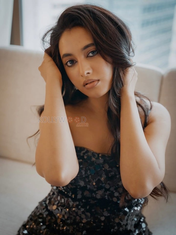 Cute and Gorgeous Priyanka Mohan in a Black Shimmering Strapless Gown Pictures 02