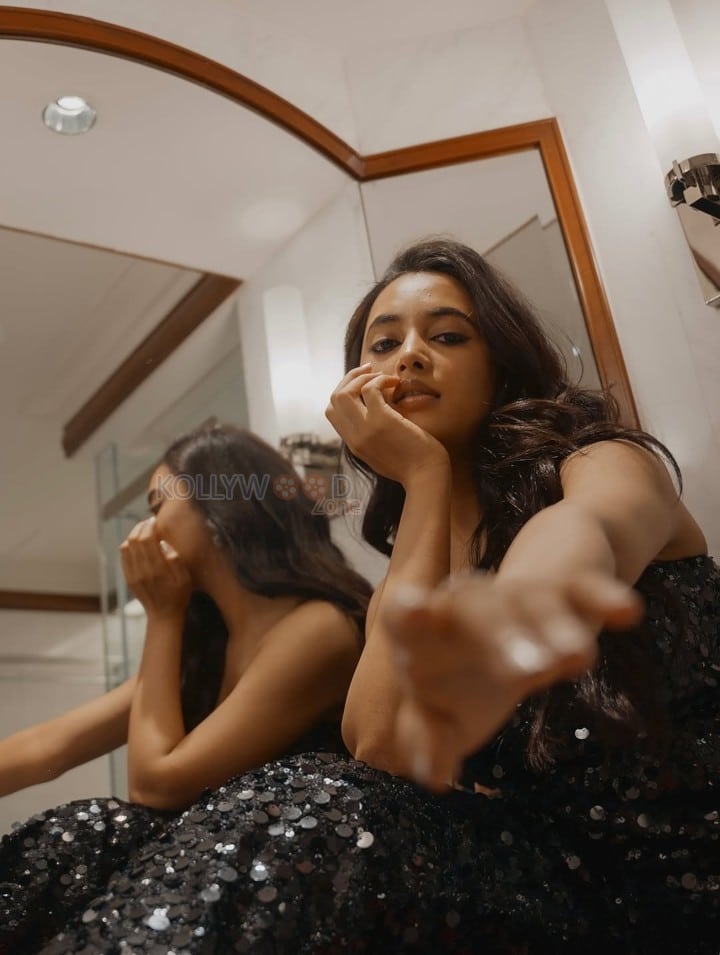 Cute and Gorgeous Priyanka Mohan in a Black Shimmering Strapless Gown Pictures 04