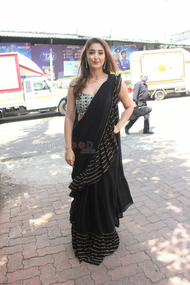 Dhvani Bhanushali at Indian Idol Set Filmcity Mumbai Pictures