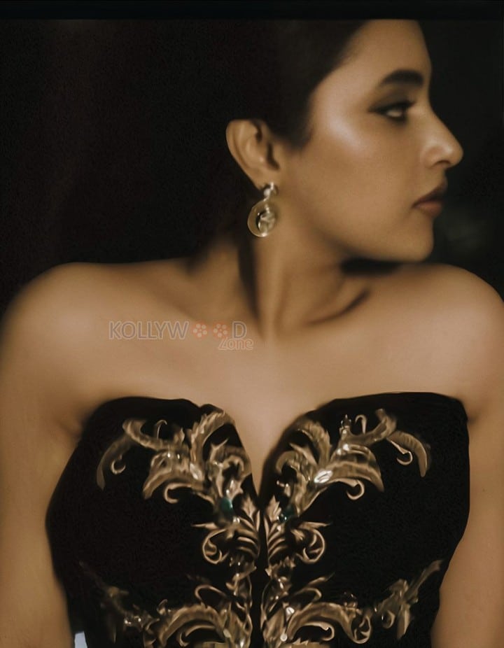 Elegant Priyanka Mohan in a Black Strapless Embroidered Gown Pictures 01