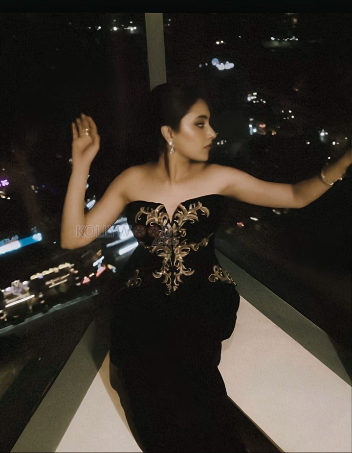 Elegant Priyanka Mohan in a Black Strapless Embroidered Gown Pictures 02