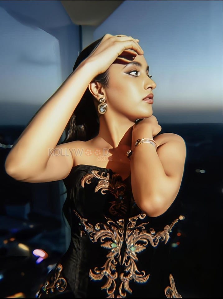 Elegant Priyanka Mohan in a Black Strapless Embroidered Gown Pictures 04