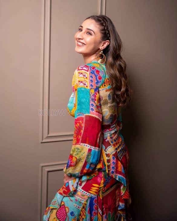 Fashion Beauty Dhvani Bhanushali In A Colorful Dress Photos 04 (318604