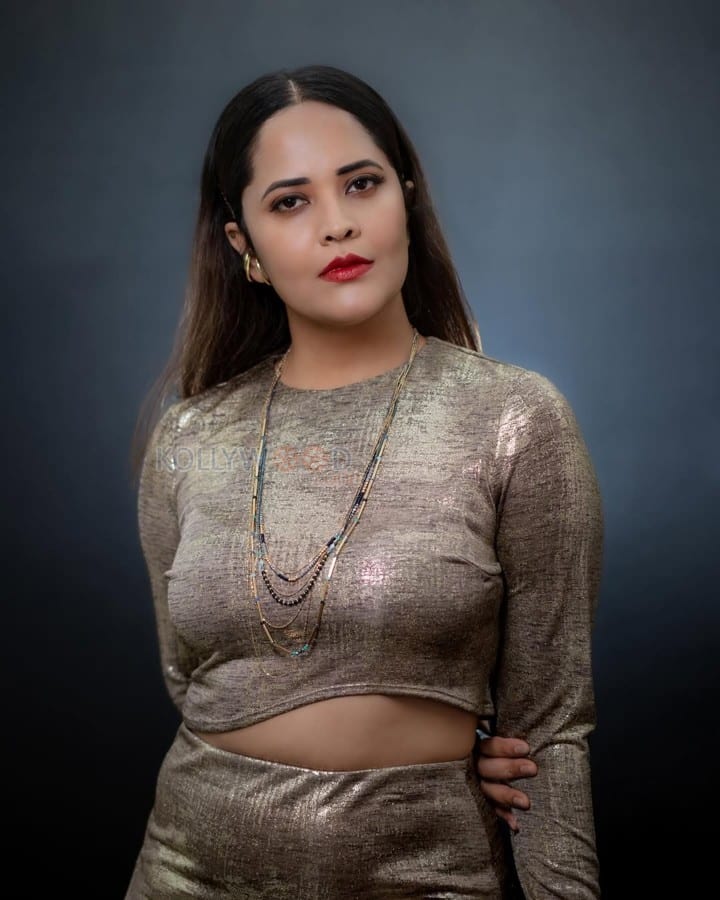 Glamorous Anasuya Bharadwaj in a Golden Dress Photos 03