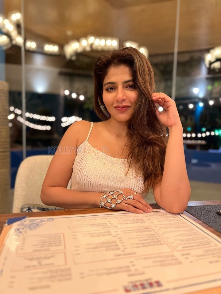 Glowing Iswarya Menon Birthday Photos 02