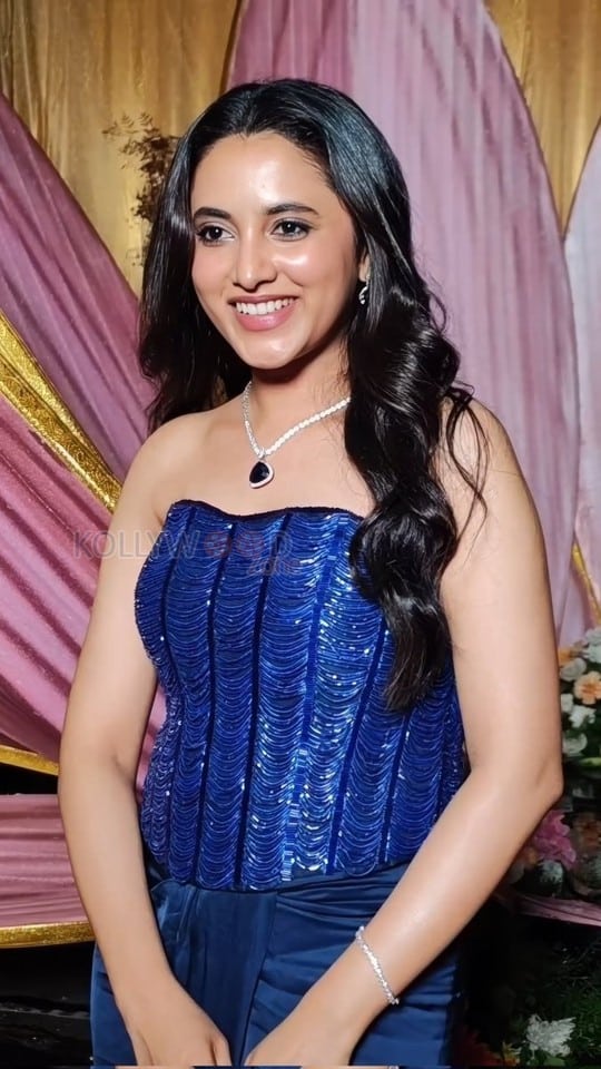 Gorgeous Priyanka Arul Mohan in a Strapless Blue Corset Top with Matching Skirt at Zee Apsara Awards Event Photos 02