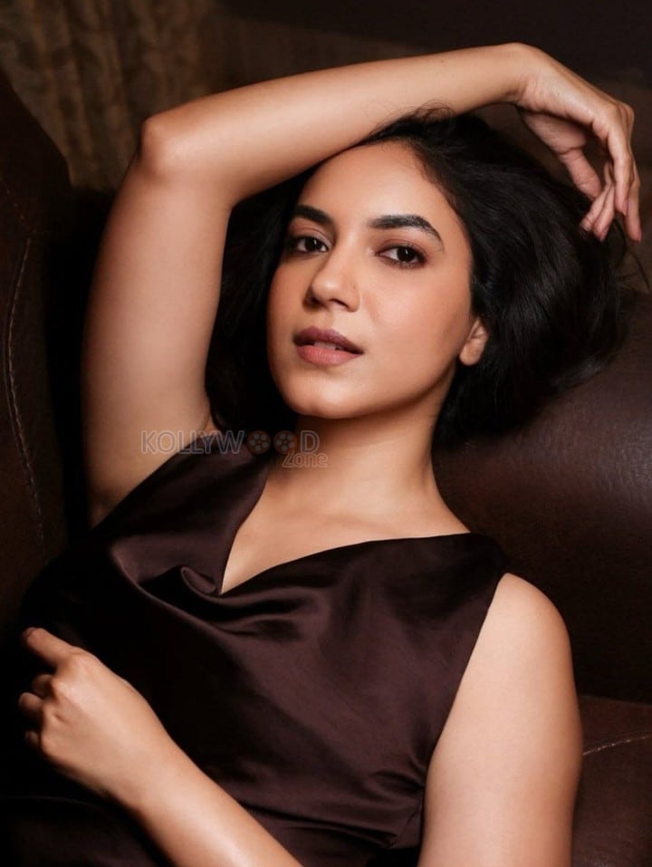 Gorgeous Ritu Varma in a Black Sleeveless Nightwear Pictures 03