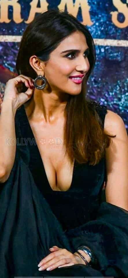 Hot Vaani Kapoor Cleavage Pictures 03