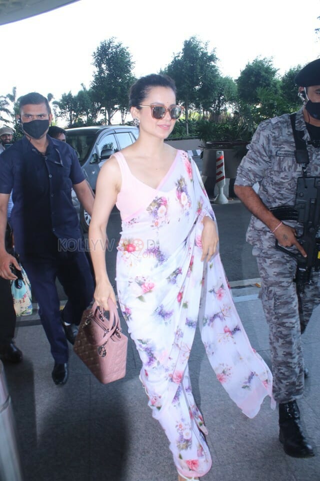 Kangana Ranaut Spotted At Airport Departure Photos