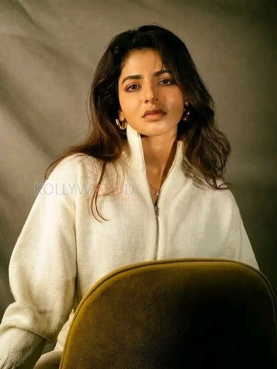 Mallu Beauty Iswarya Menon Sexy Pictures 04