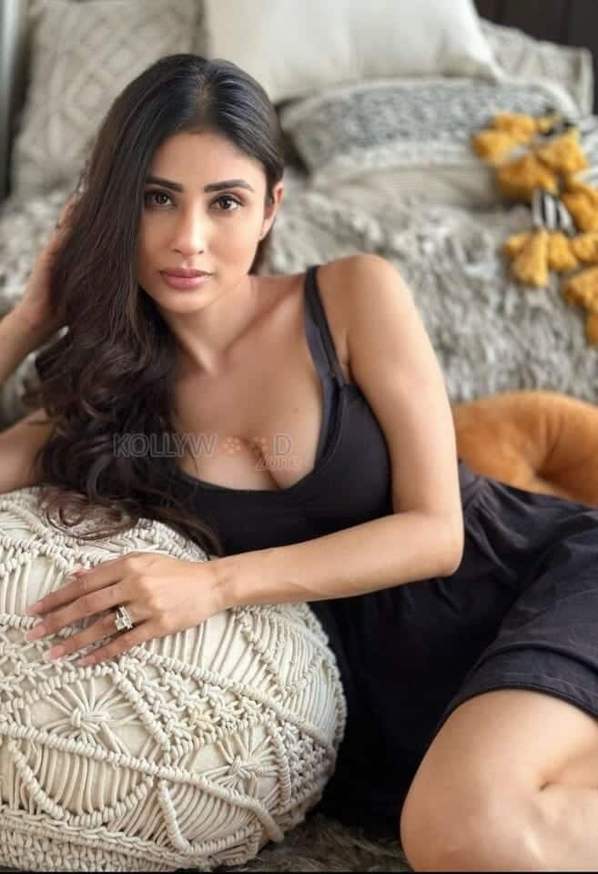 Mouni Roy Cleavage in Black Photo 01