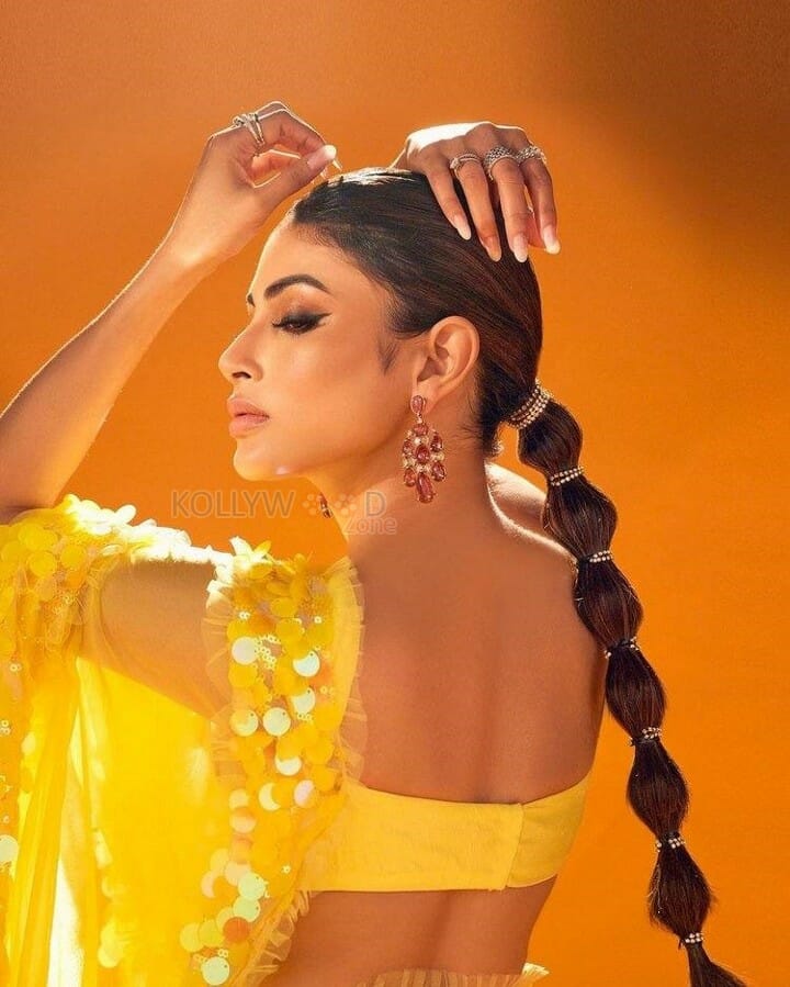 Naagin Mouni Roy Sexy in Yellow Photoshoot Stills 02