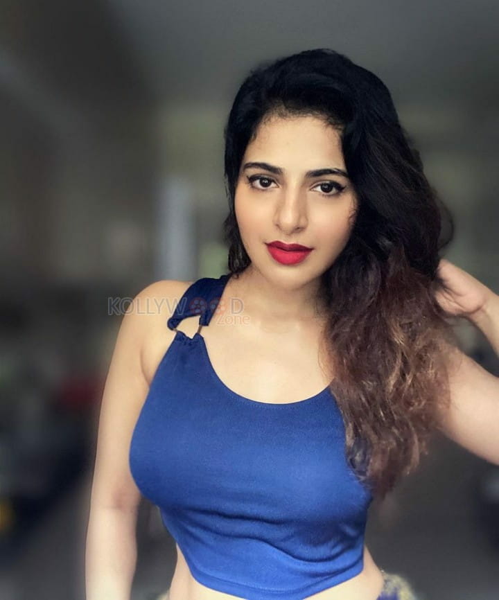 Naan Sirithal Heroine Iswarya Menon Pictures