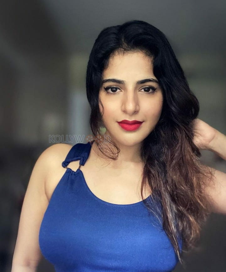 Naan Sirithal Heroine Iswarya Menon Pictures