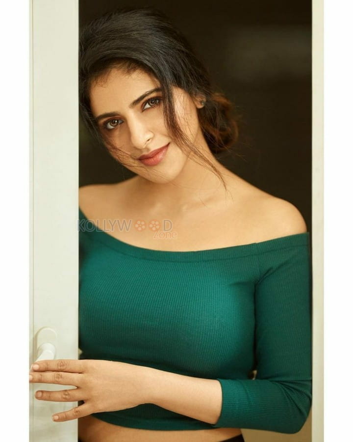 Naan Sirithal Heroine Iswarya Menon Pictures