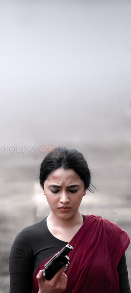 Priyanka Arul Mohan with a Gun Photo 01