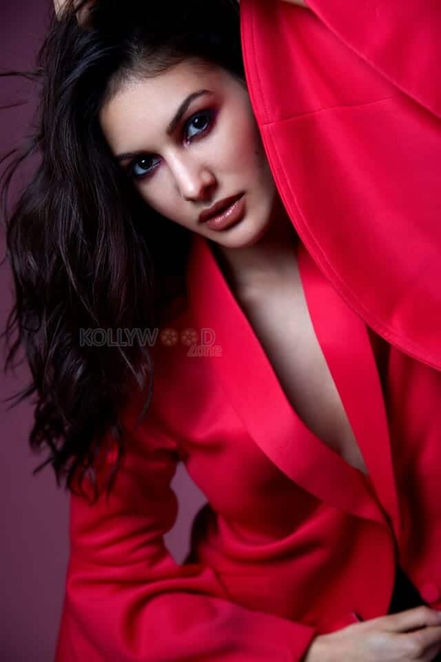 Red and Sexy Amyra Dastur Picture 01
