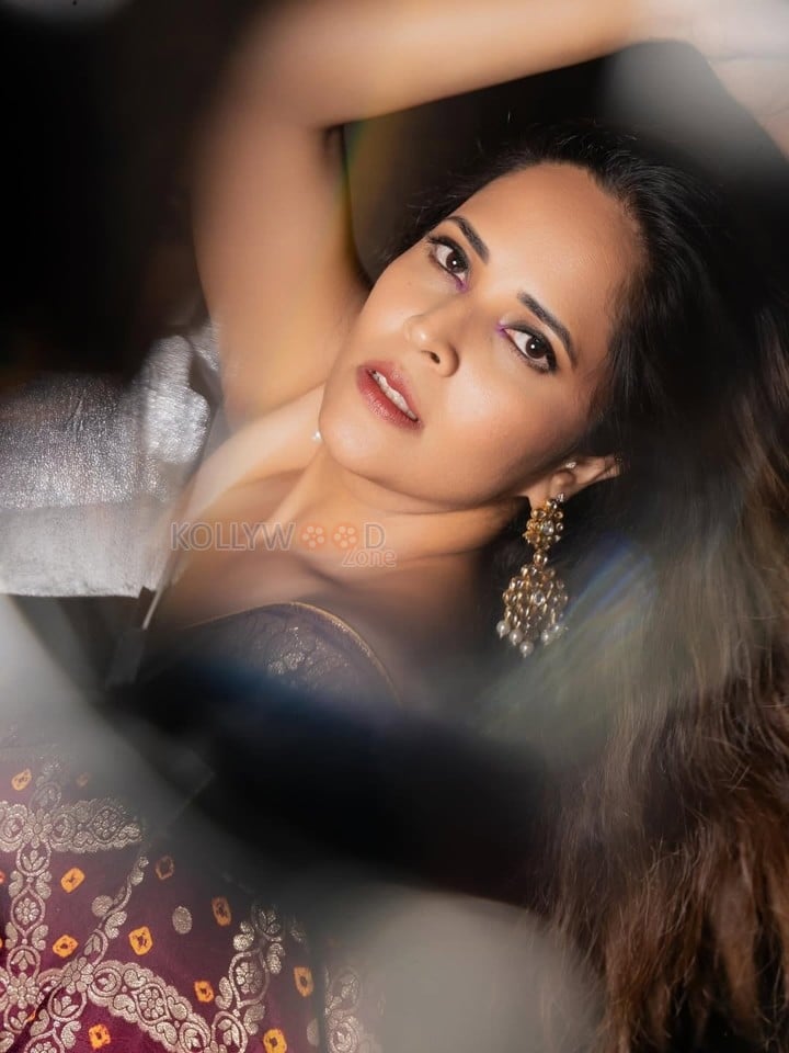 Royal Glamour Anasuya Bharadwaj in a Maroon Benaras Saree with a Strapless Yellow Bralette Pictures 01
