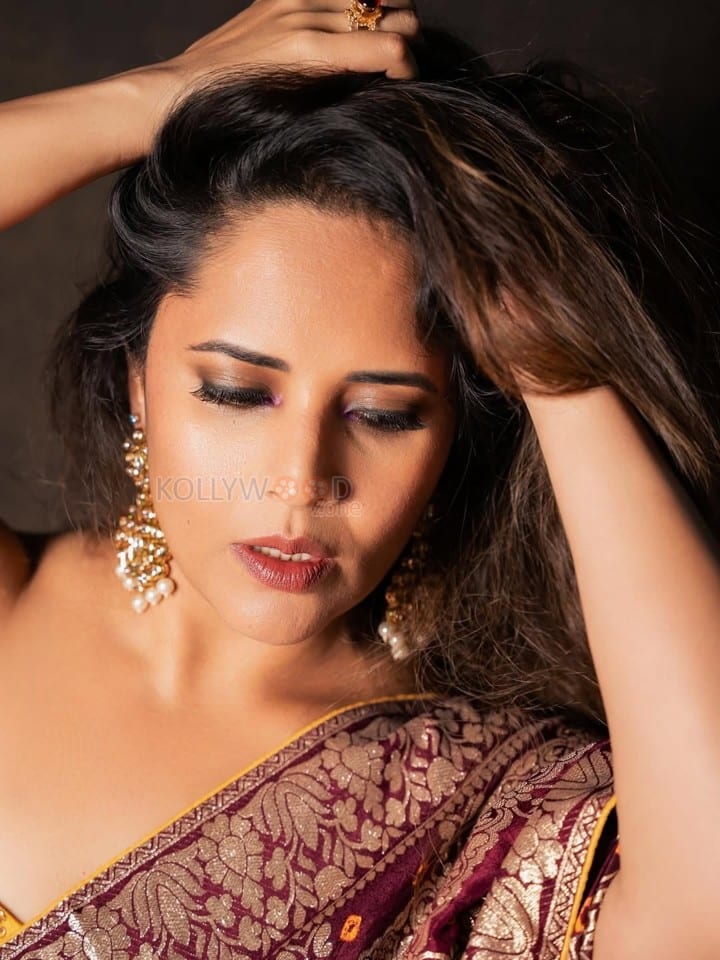 Royal Glamour Anasuya Bharadwaj in a Maroon Benaras Saree with a Strapless Yellow Bralette Pictures 02
