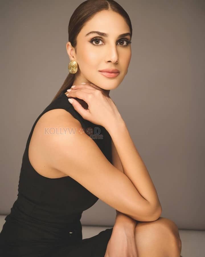Sarvagunn Sampanna Actress Vaani Kapoor in a Black Midi Dress Pictures 04