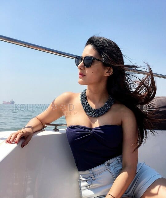 Sexy Amyra Dastur Photos