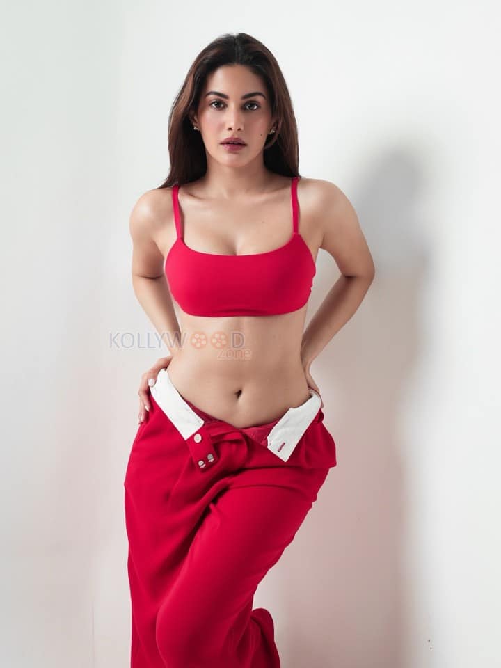 Sexy Amyra Dastur in a Red Sports Bralette and Matching Pants Photos 01