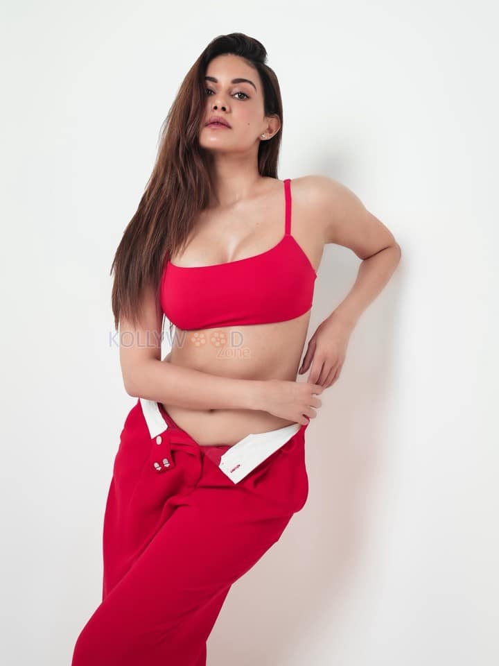 Sexy Amyra Dastur in a Red Sports Bralette and Matching Pants Photos 02