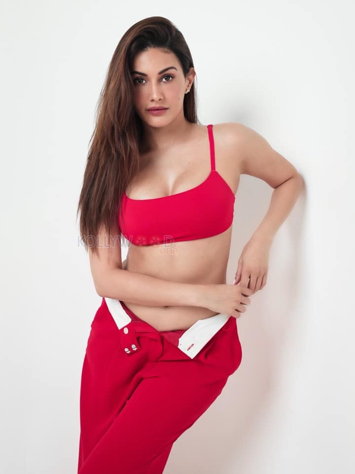 Sexy Amyra Dastur in a Red Sports Bralette and Matching Pants Photos 03