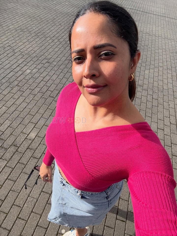 Sexy Anasuya Bharadwaj Selfies in Pink Pictures 04