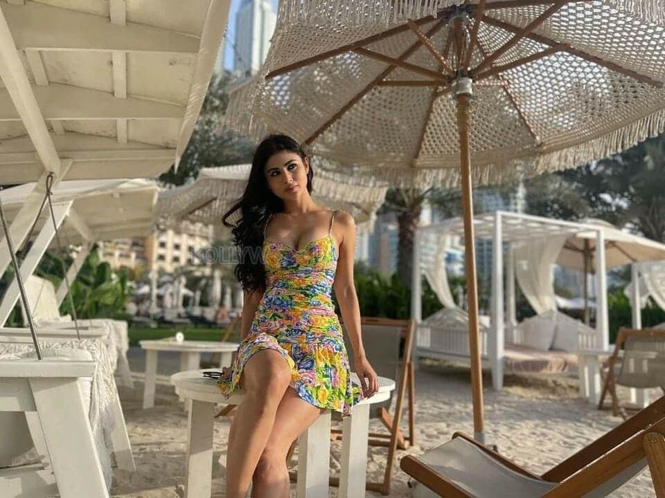 Sexy Damsel Mouni Roy Pictures 03