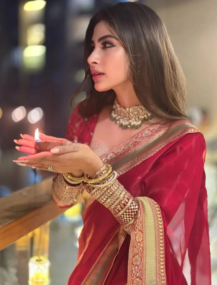 Sexy Diva Mouni Roy in a Saree Holding a Lamp Photo 01