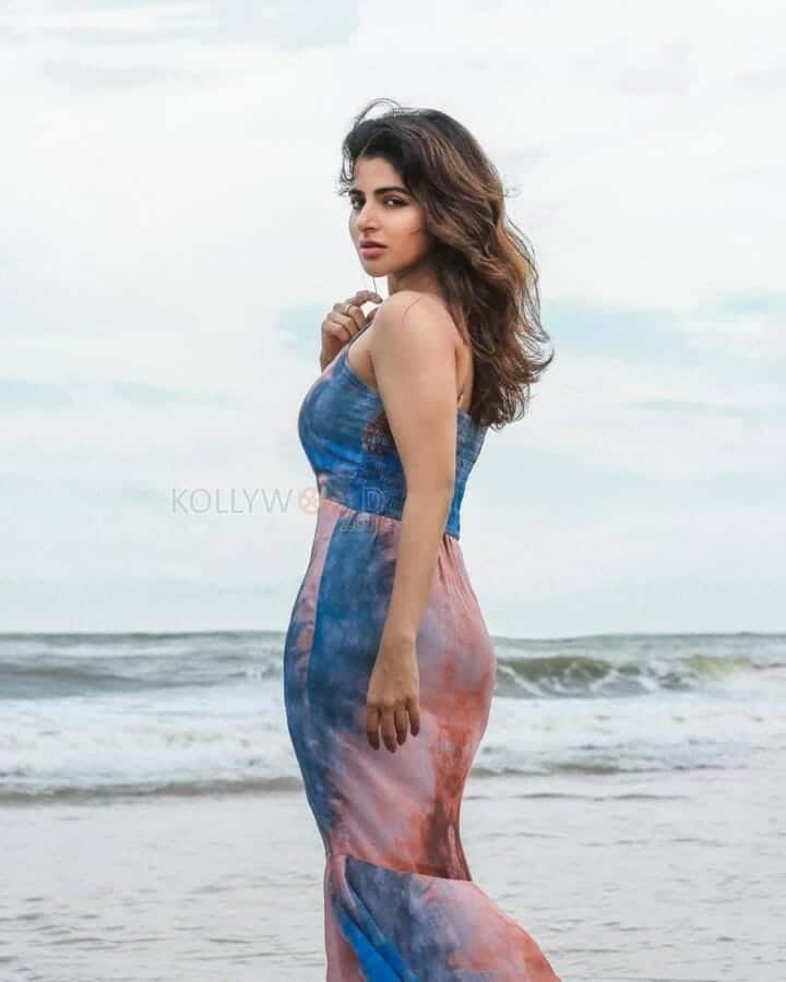 Sexy Iswarya Menon on the Beach Photos 01