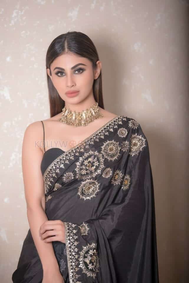 Sexy Mouni Roy in Black Printed Saree Pictures 01