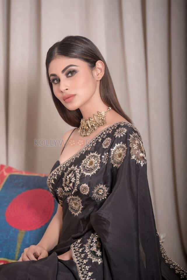 Sexy Mouni Roy in Black Printed Saree Pictures 02