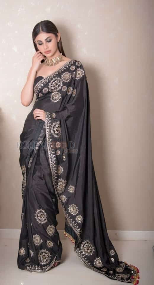 Sexy Mouni Roy in Black Printed Saree Pictures 03