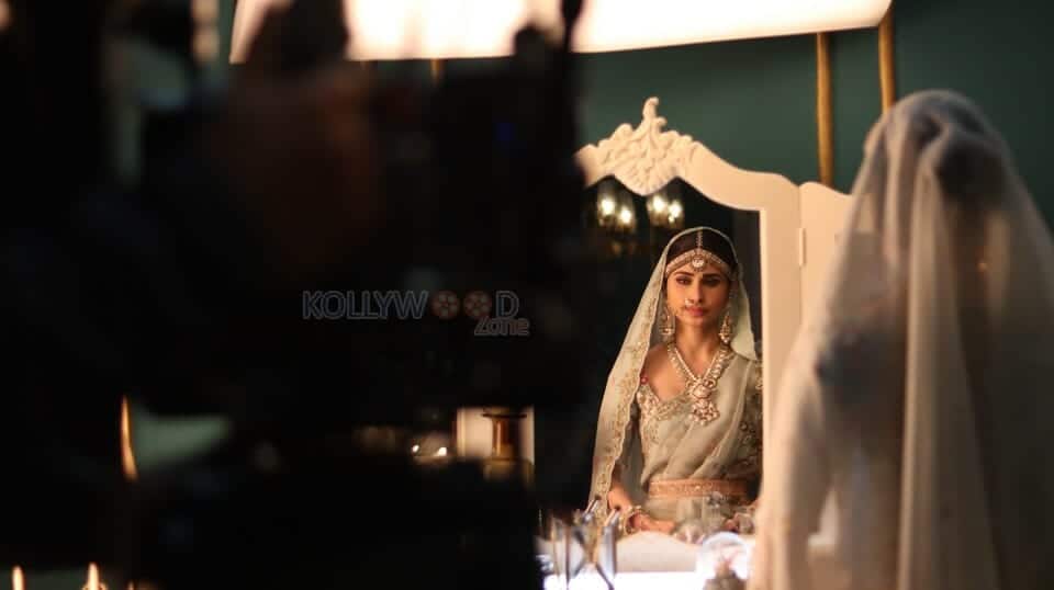 Sexy Mouni Roy in a Traditional Outfit Photos 02