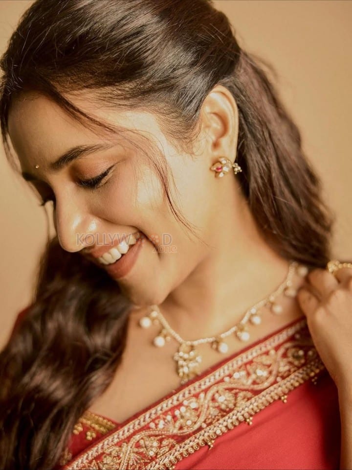 Sexy Priyanka Mohan in a Red Saree with Golden Embroidered Border Pictures 01