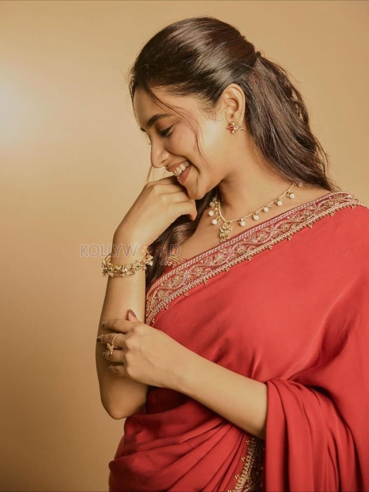 Sexy Priyanka Mohan in a Red Saree with Golden Embroidered Border Pictures 02