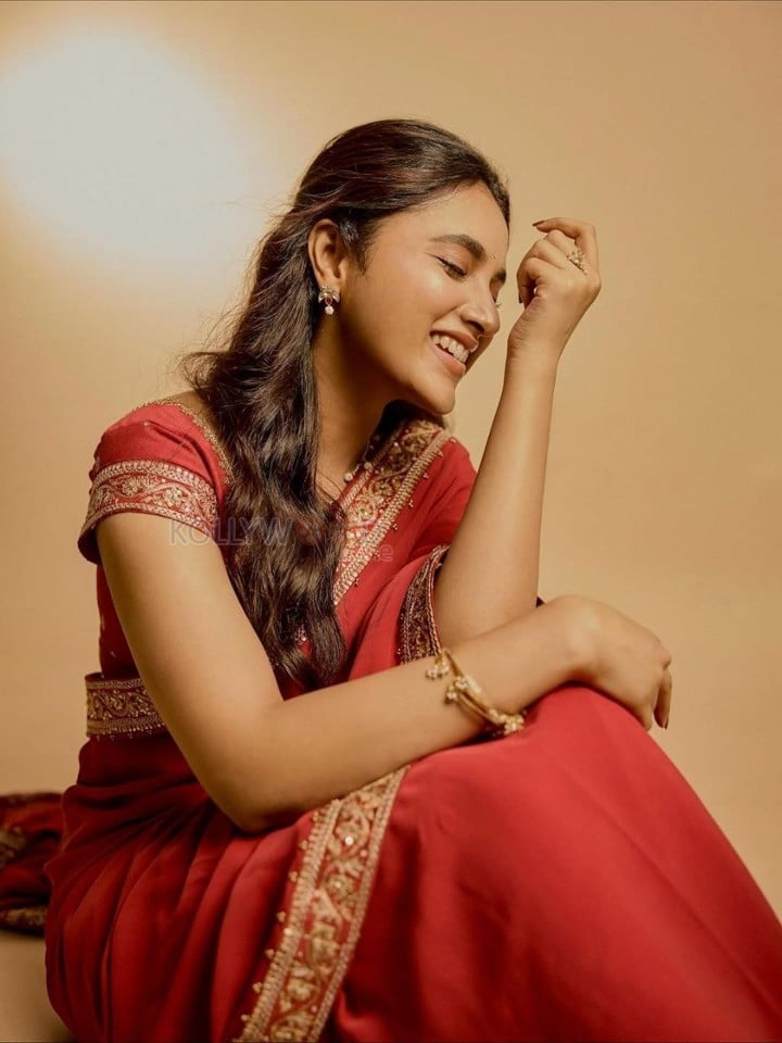 Sexy Priyanka Mohan in a Red Saree with Golden Embroidered Border Pictures 03